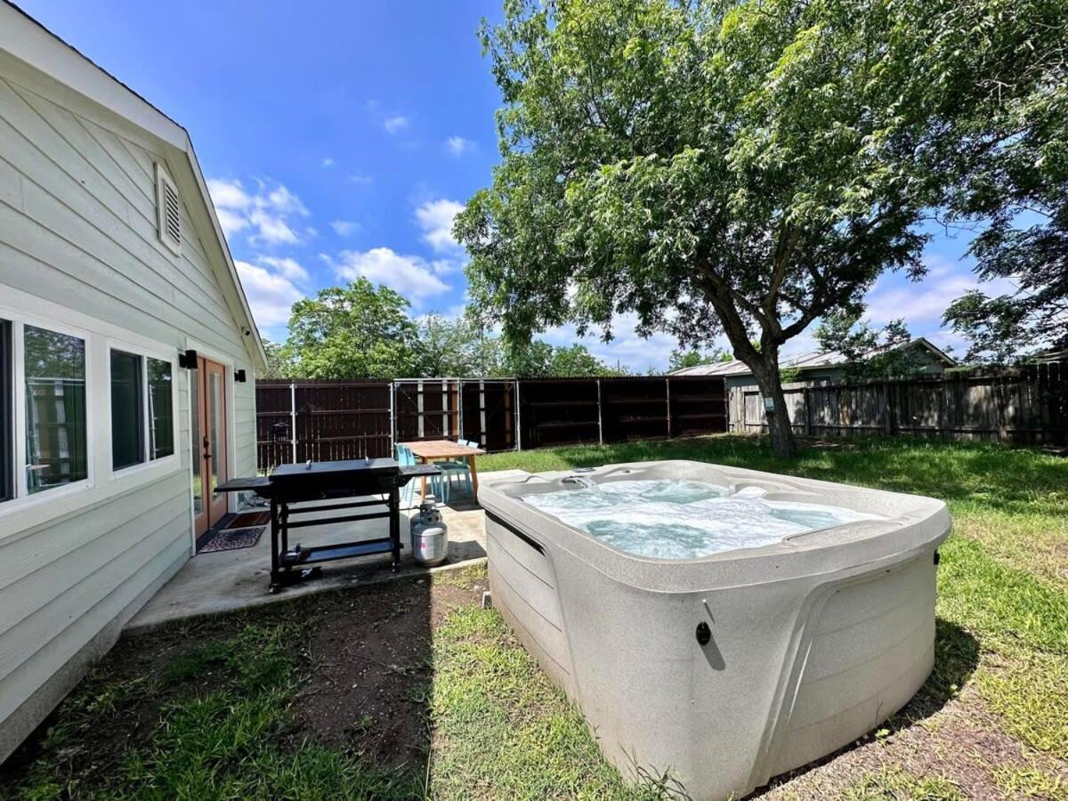 2 Kings Hot Tub Modern Cottage Hill Country Blanco Kültér fotó